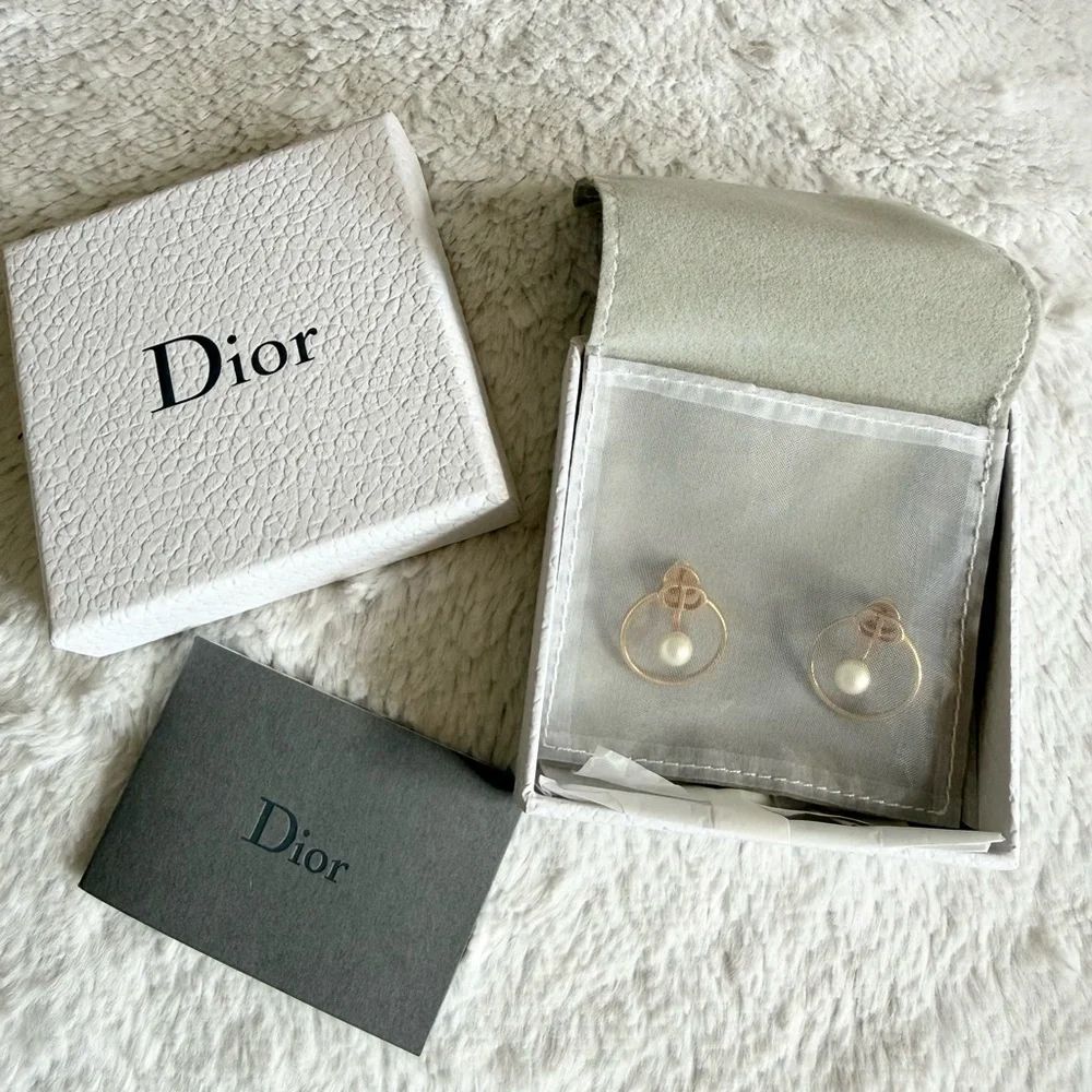 DIOR Women's 30 Montaigne Stud Pearl Earrings NIB - Picture 5 of 6